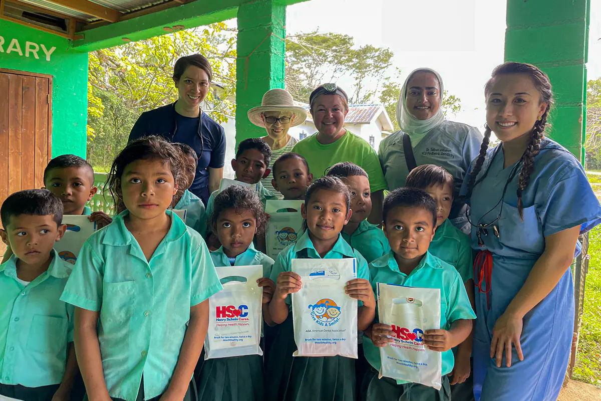 Grace & Holy Trinity Church Parishioners, VCU Medical Students, and Children and Youth of Belize pose for a group photo.